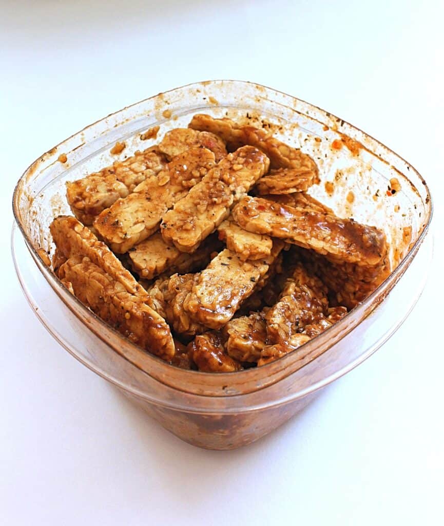 Marinating tempeh in a container